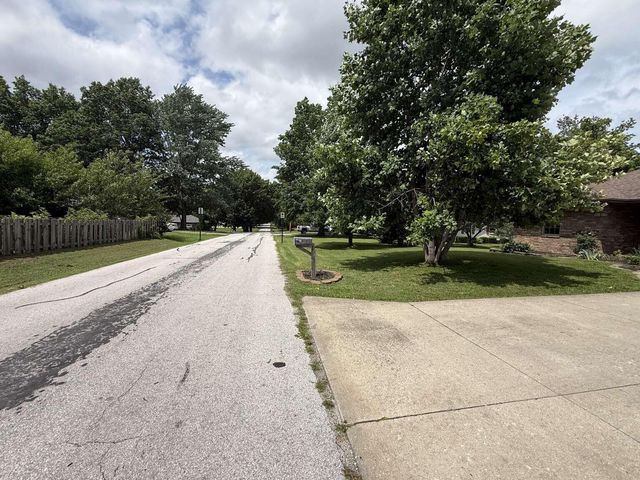 1904 S 14th Avenue, Ozark, MO 65721