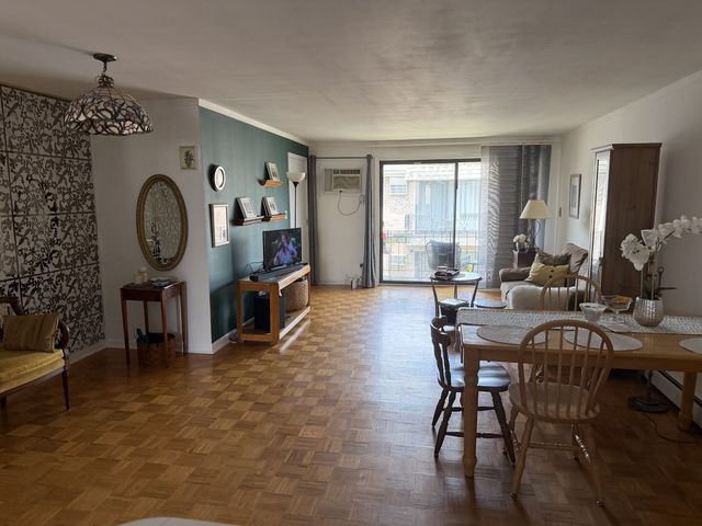 5321 N Delphia Avenue 322, Chicago, IL 60656