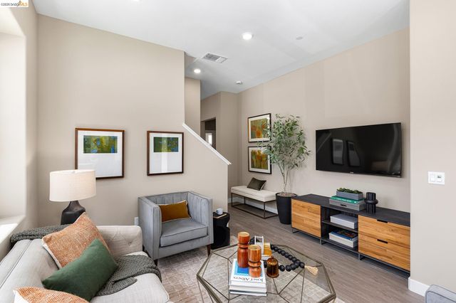 28928 Parkridge Loop 105, Hayward, CA 94544