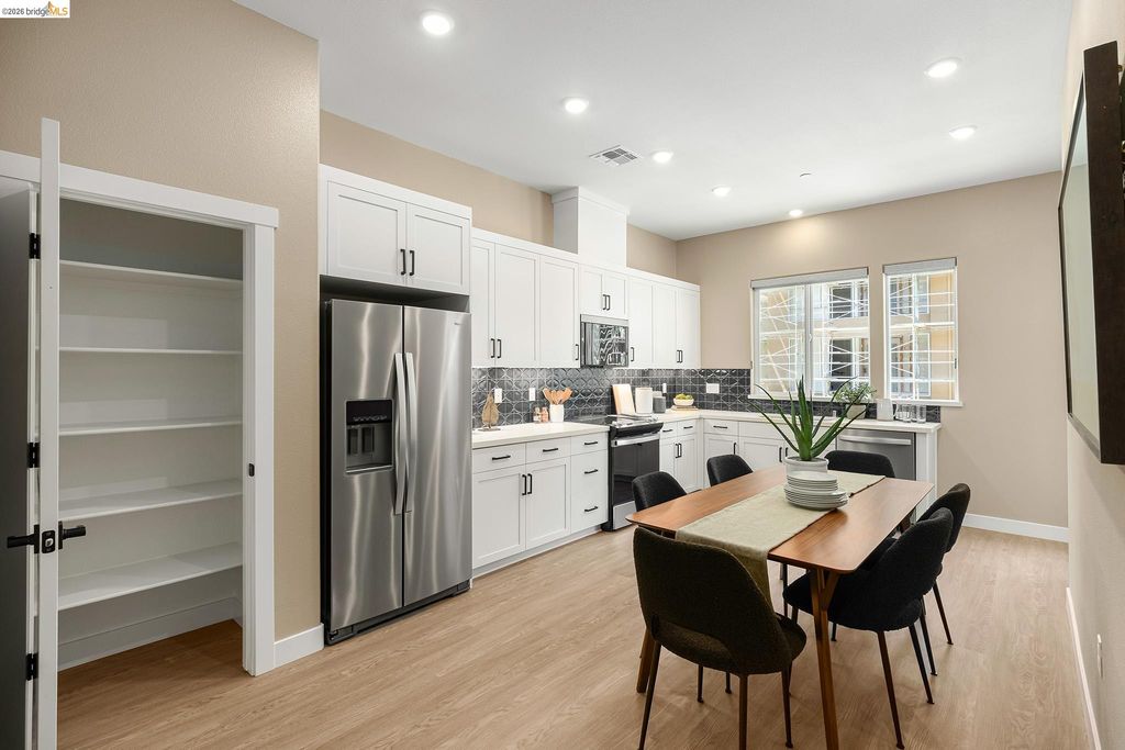 28928 Parkridge Loop 105, Hayward, CA 94544