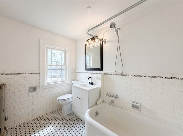 10 Perrot St, Worcester, MA 01602