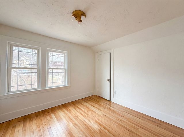 10 Perrot St, Worcester, MA 01602