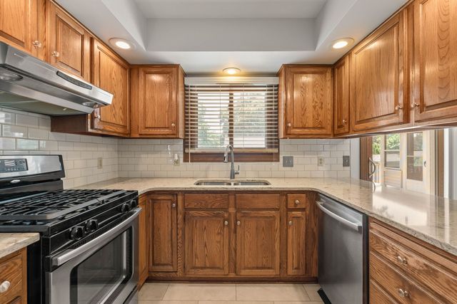 2331 E 33rd Street, Davenport, IA 52807