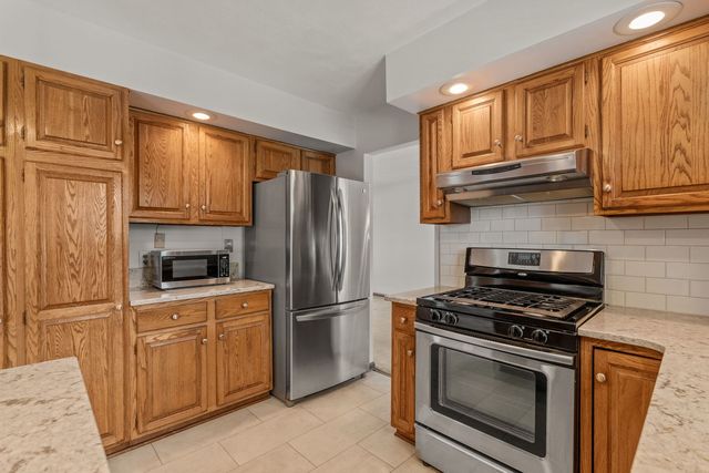 2331 E 33rd Street, Davenport, IA 52807