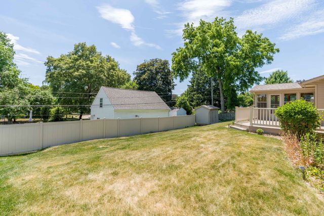 2331 E 33rd Street, Davenport, IA 52807