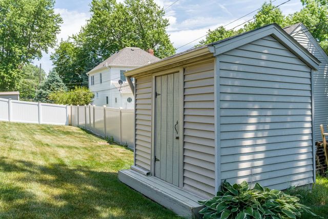2331 E 33rd Street, Davenport, IA 52807