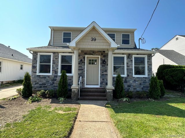 39 Fairfield Avenue 2nd Fl, Mineola, NY 11501