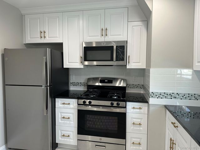 39 Fairfield Avenue 2nd Fl, Mineola, NY 11501