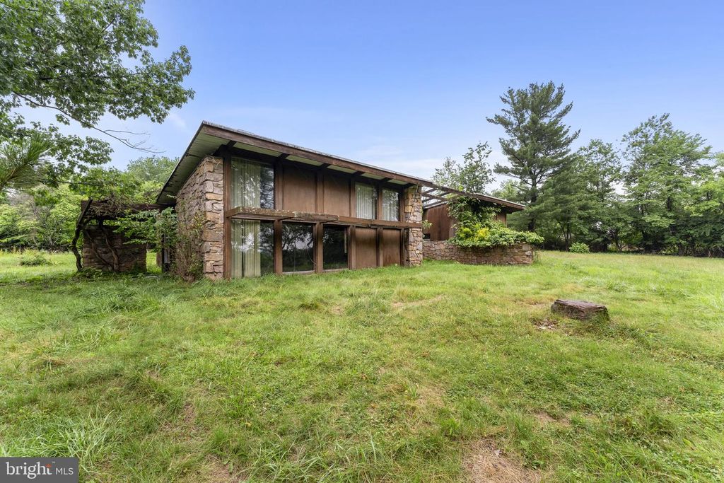2935 WHITEHALL RD, Norristown, PA 19403