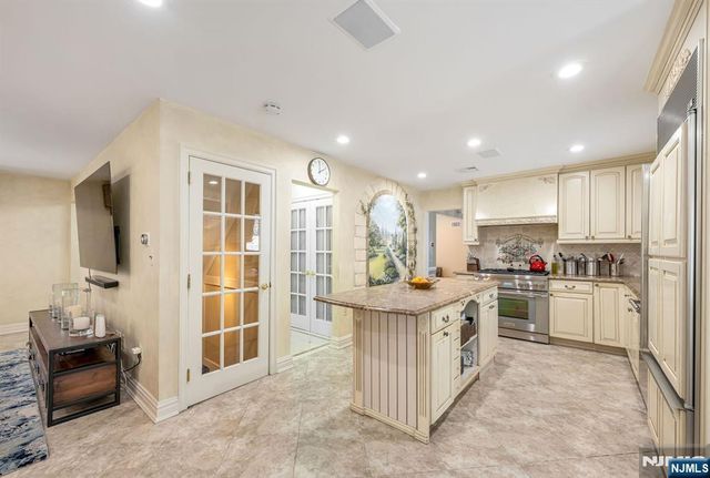 18 Vermont Drive, Paramus, NJ 07652