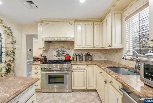 18 Vermont Drive, Paramus, NJ 07652