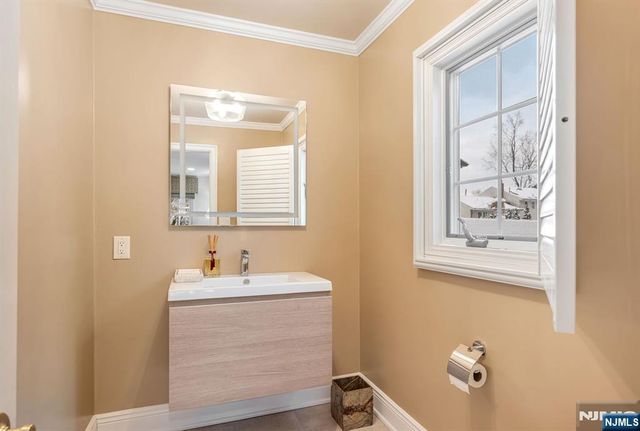 18 Vermont Drive, Paramus, NJ 07652