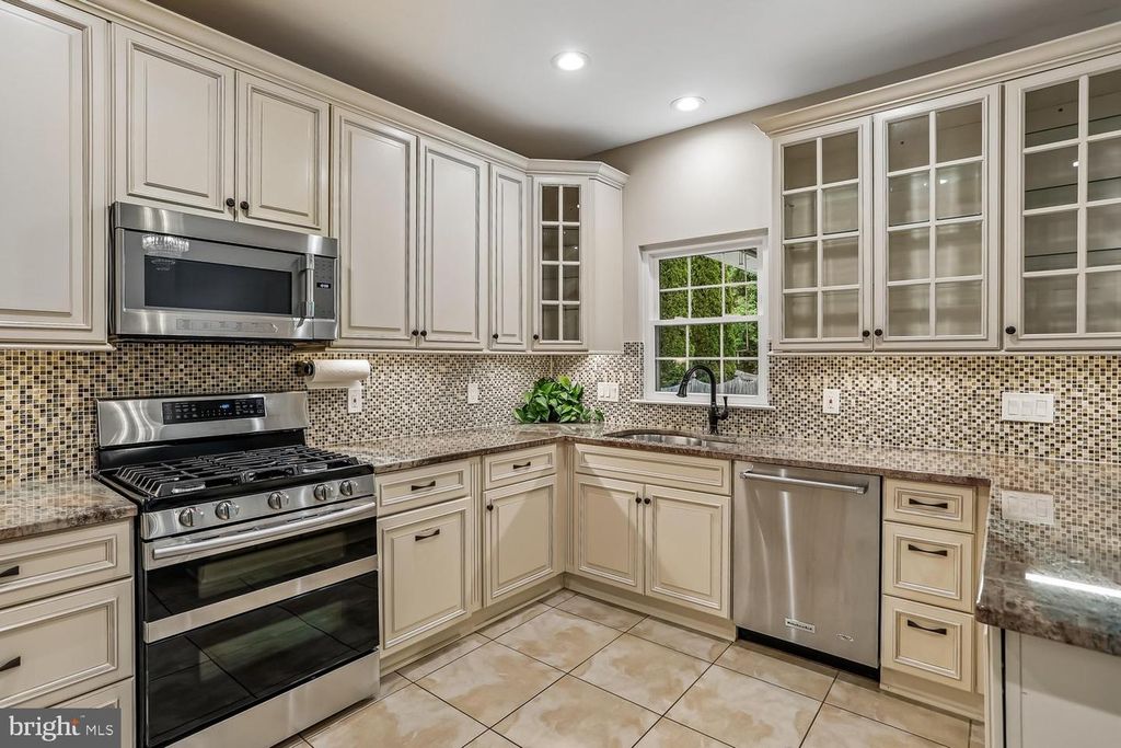 Image 12 of property listing at 11603 SENECA FOREST CIR, Germantown, MD 20876