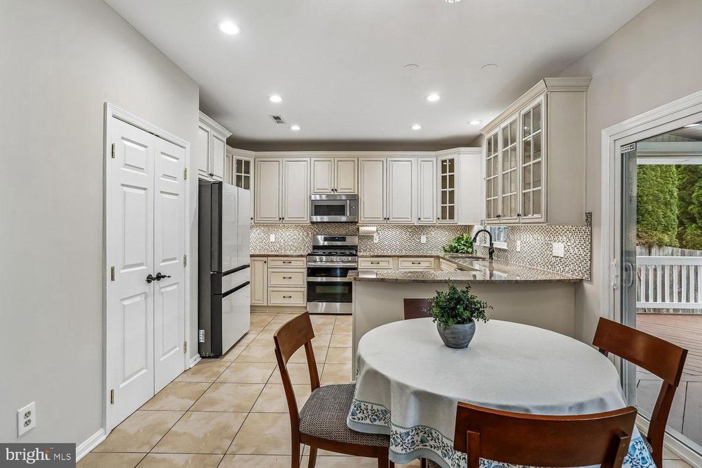 Image 15 of property listing at 11603 SENECA FOREST CIR, Germantown, MD 20876