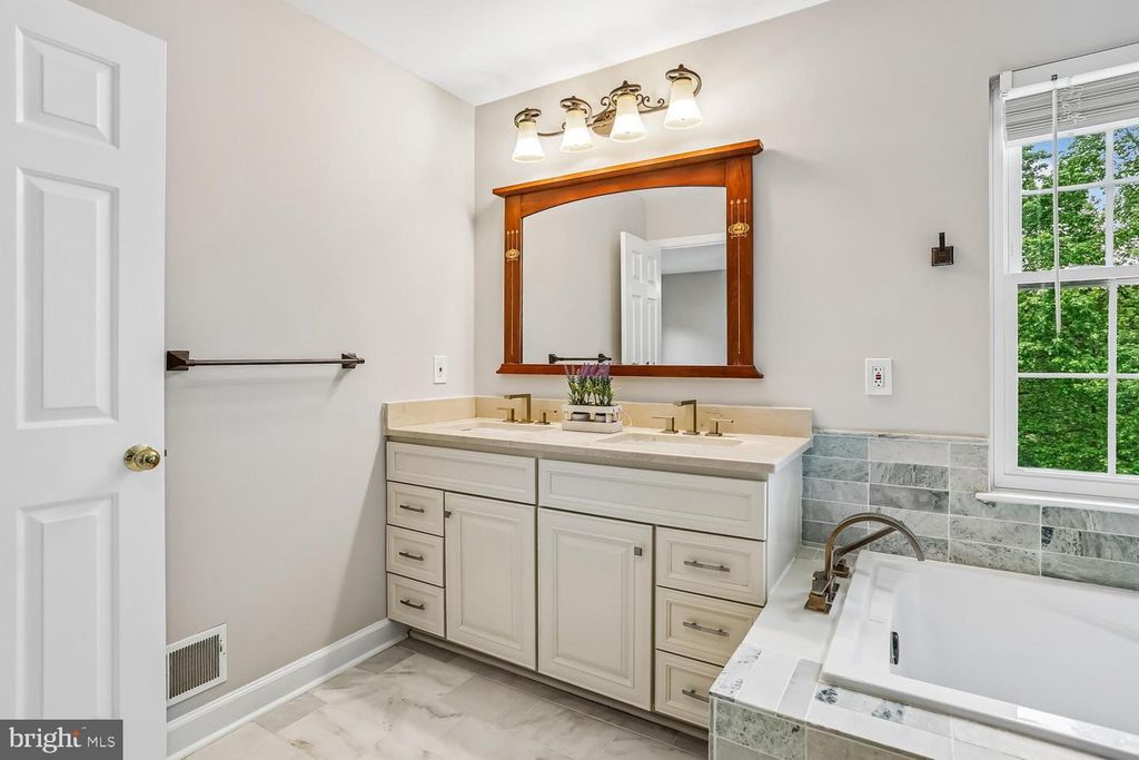 Image 28 of property listing at 11603 SENECA FOREST CIR, Germantown, MD 20876