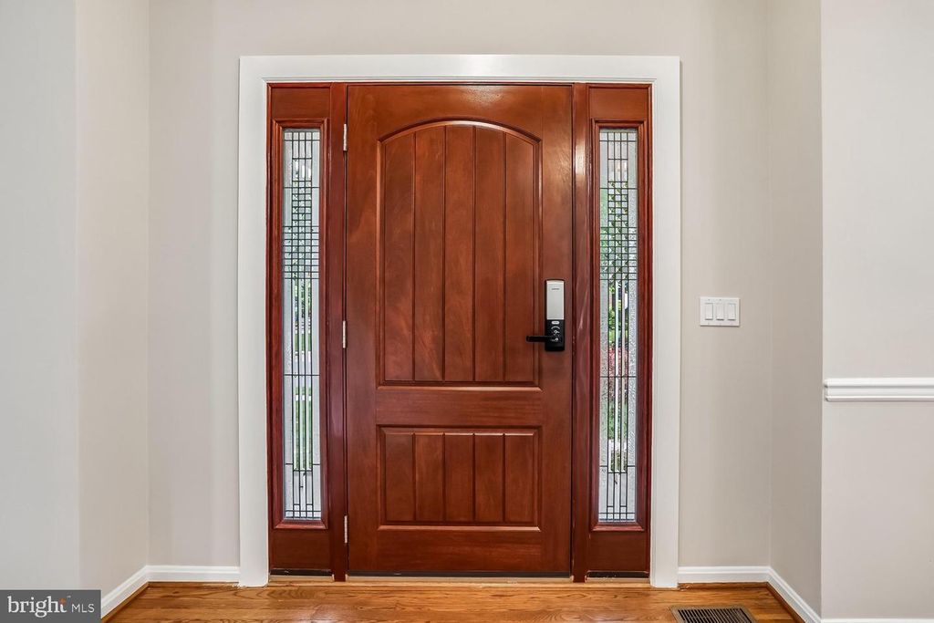 Image 3 of property listing at 11603 SENECA FOREST CIR, Germantown, MD 20876