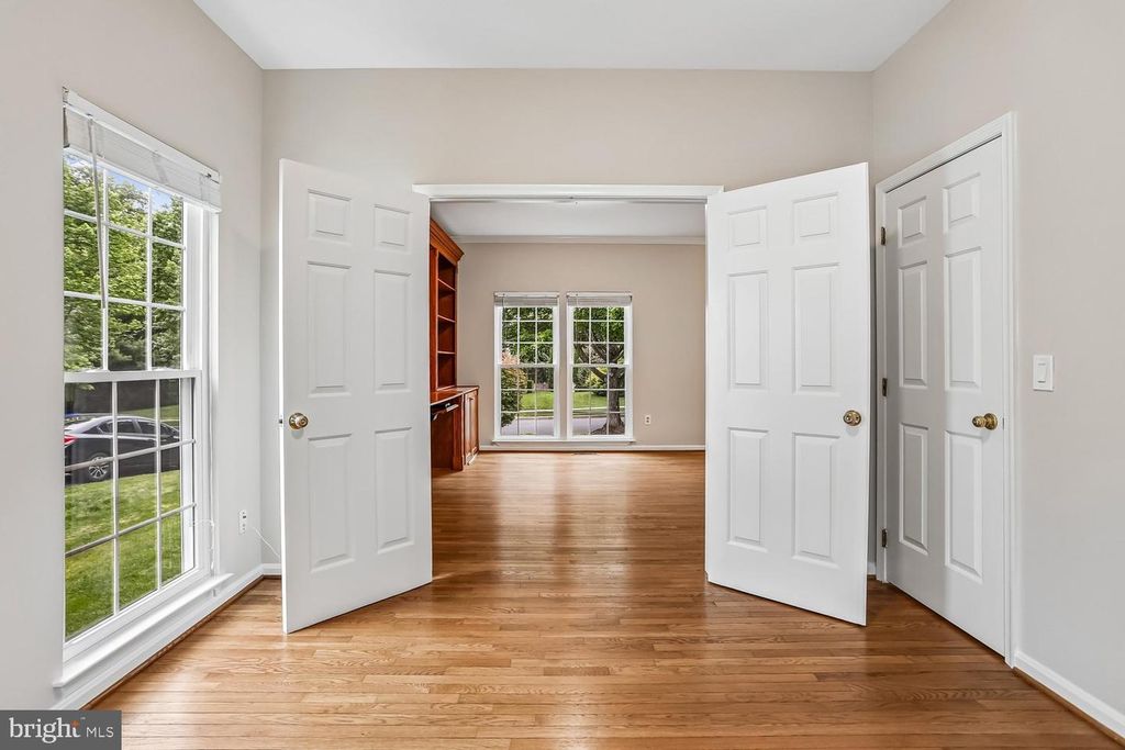 Image 9 of property listing at 11603 SENECA FOREST CIR, Germantown, MD 20876