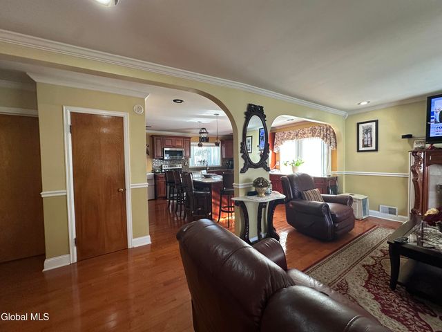 6 Elliott Avenue, Schenectady, NY 12304