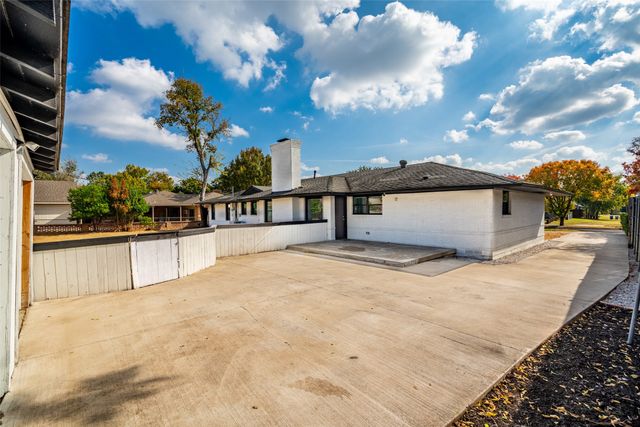 6207 Royal Lane, Dallas, TX 75230