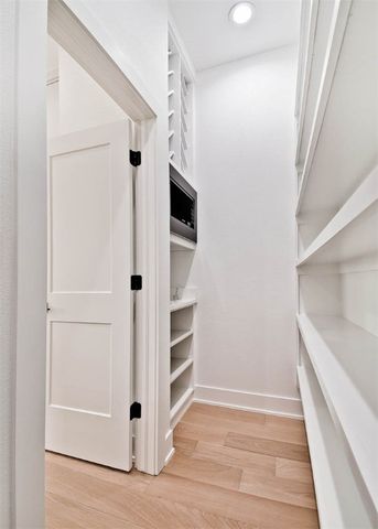 214 NW 9th Street, Bentonville, AR 72712