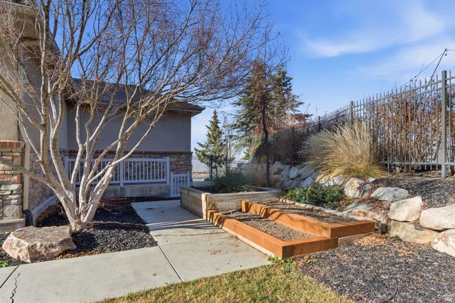 843 N EAGLEPOINTE DR, North Salt Lake, UT 84054