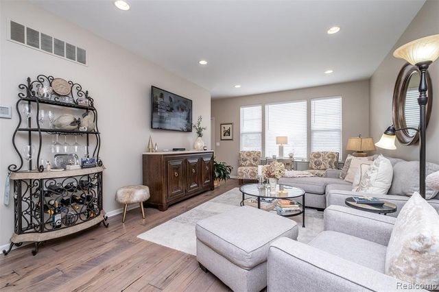 4580 Bradley Circle 24, Troy, MI 48085