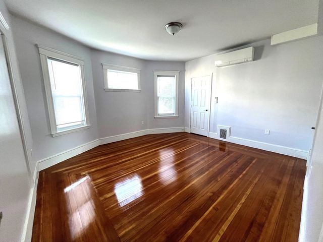 26 Howes 3, Boston, MA 02125