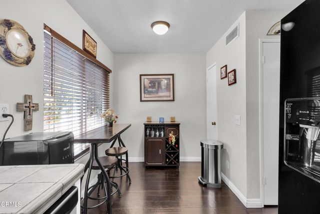 19431 Sherman Way 6, Reseda, CA 91335