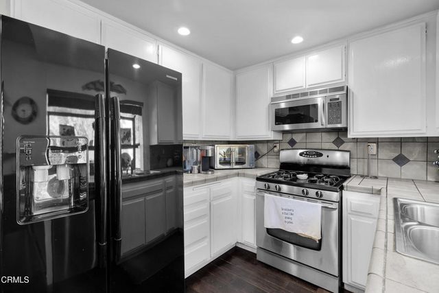 19431 Sherman Way 6, Reseda, CA 91335