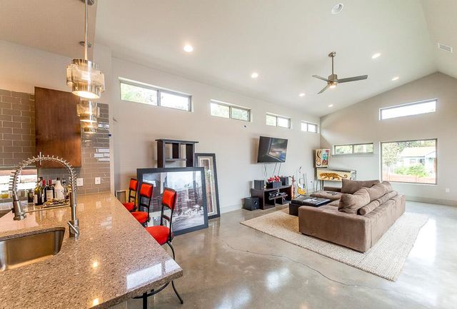 2501 E 9th ST, Austin, TX 78702