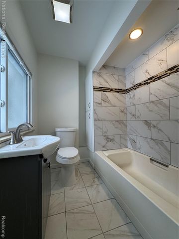 4915 Clarkston Road, Independence Charter Township, MI 48348