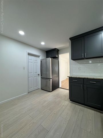 4915 Clarkston Road, Independence Charter Township, MI 48348