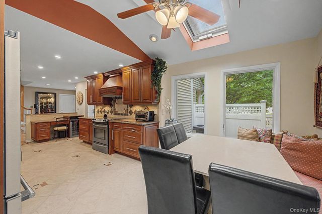 6 Field Daisy Lane, East Northport, NY 11731