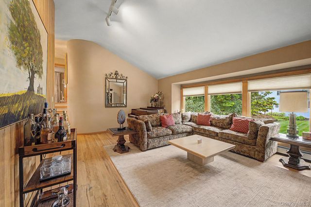 6 Field Daisy Lane, East Northport, NY 11731