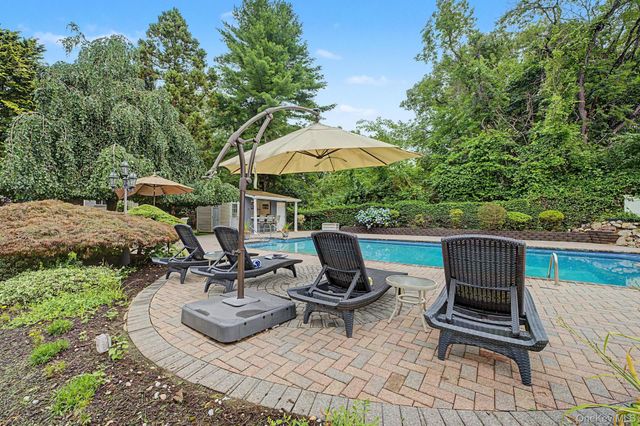 6 Field Daisy Lane, East Northport, NY 11731