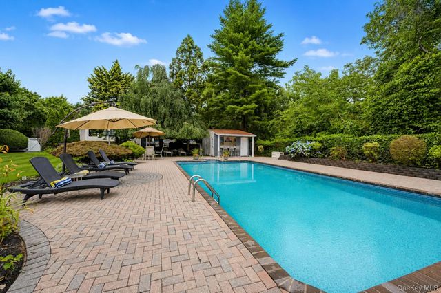 6 Field Daisy Lane, East Northport, NY 11731