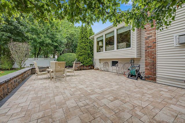 6 Field Daisy Lane, East Northport, NY 11731
