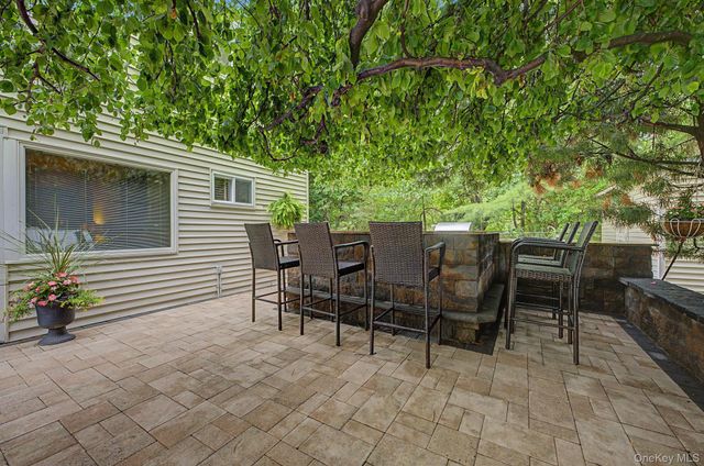 6 Field Daisy Lane, East Northport, NY 11731