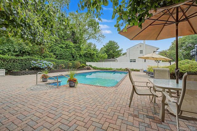 6 Field Daisy Lane, East Northport, NY 11731