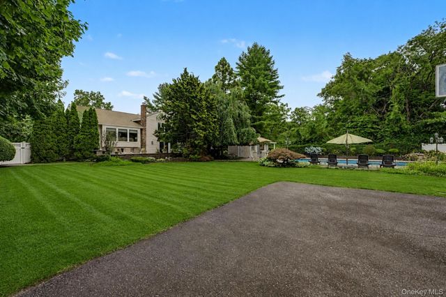 6 Field Daisy Lane, East Northport, NY 11731