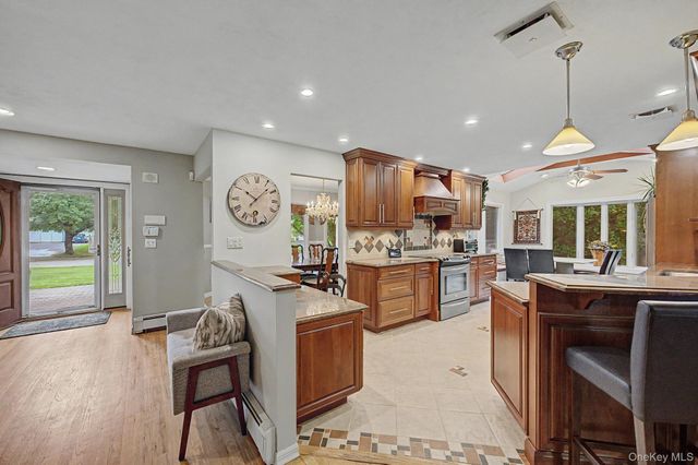 6 Field Daisy Lane, East Northport, NY 11731
