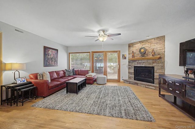 6 Field Daisy Lane, East Northport, NY 11731