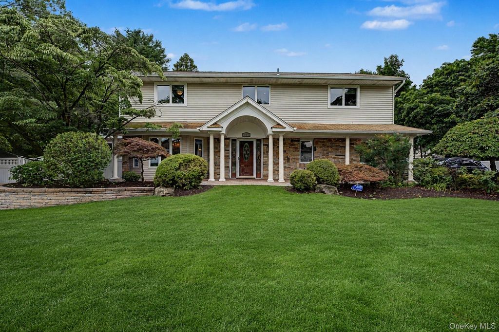 6 Field Daisy Lane, East Northport, NY 11731