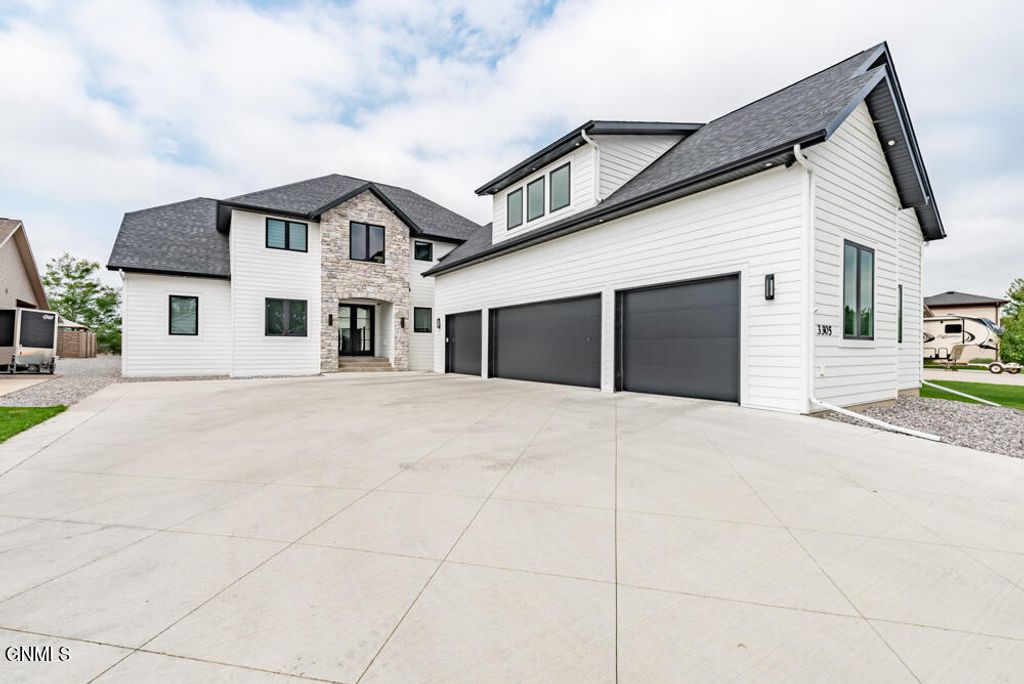 3305 Bay Shore Bend SE, Mandan, ND 58554