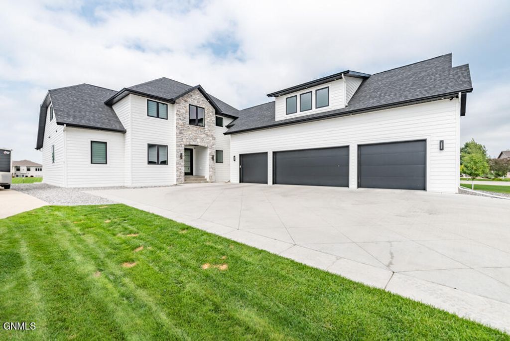 3305 Bay Shore Bend SE, Mandan, ND 58554 photo 2