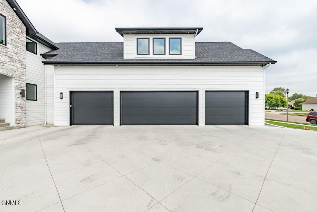 3305 Bay Shore Bend SE, Mandan, ND 58554 photo 3