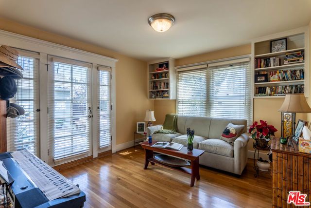 880 Wellesley Avenue, Los Angeles, CA 90049