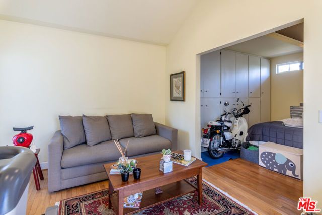 880 Wellesley Avenue, Los Angeles, CA 90049