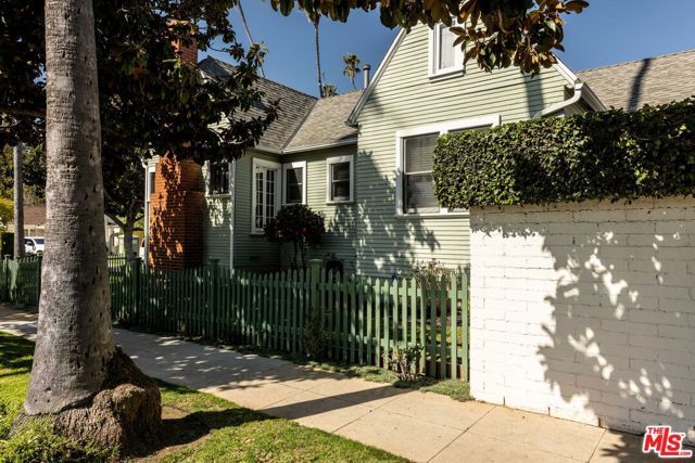 880 Wellesley Avenue, Los Angeles, CA 90049
