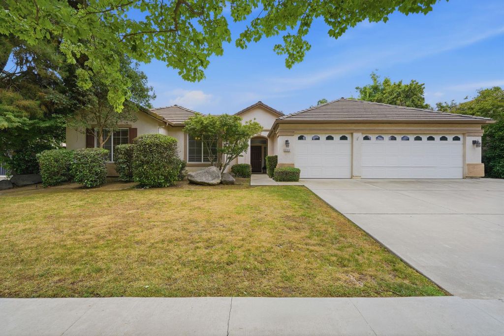 Image 1 of property listing at 6111 W Pryor Avenue, Visalia, CA 93277